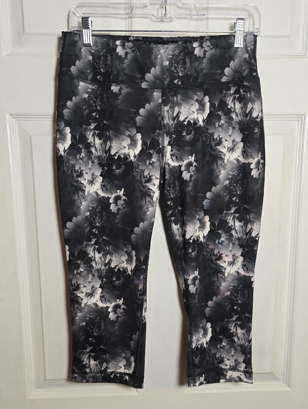 Danskin M Medium Black and Gray Floral Capri Leggings